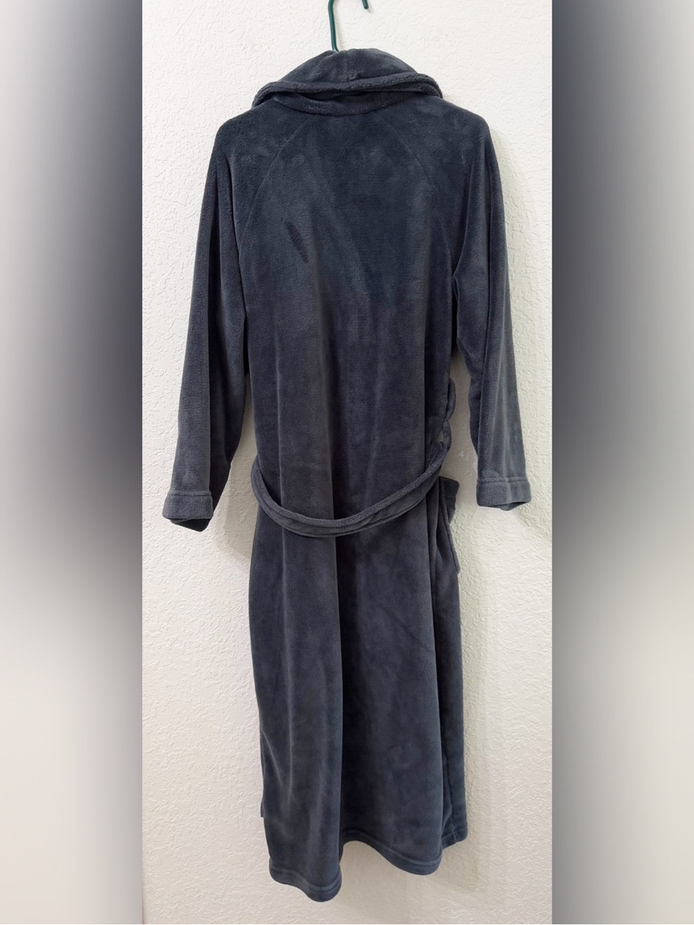 Pottery Barn Plush Throw Blanket in Charcoal Gray Size Medium - Picture 6 of 12